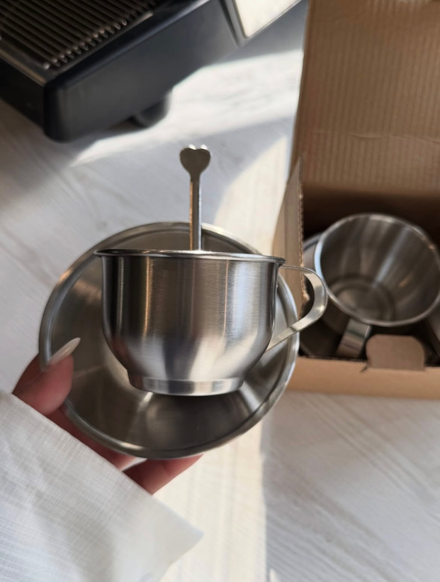 فنجون همراه نعلبکی و قاشق استیل(پک یکنفره) ،تک جعبه، استیل وارداتی و بدنه و دسته داغ نمیشه ،بهترین انتخاب برای کافه ها،،قابل استفاده برای قهوه،اسپرسو،کاپو و،،چای و،،،،،،،هرچیزی که دوست داشته باشین🤌